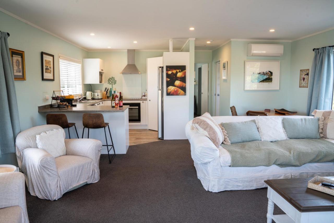 Beach Front Wine Makers Cottage Te Awanga Exterior photo